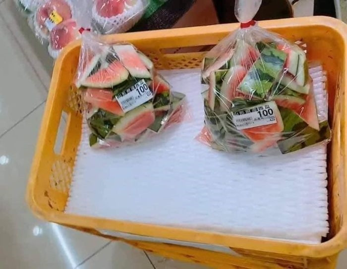 Tại Việt Nam, cùi và vỏ dưa hấu là thứ bỏ đi. Thế nhưng, một cô gái sống ở Nhật Bản phát hiện vỏ dưa hấu trở thành mặt hàng được đóng gói cẩn thận bán trong siêu thị Nhật Bản. Ảnh; Doanh nghiệp & tiếp thị