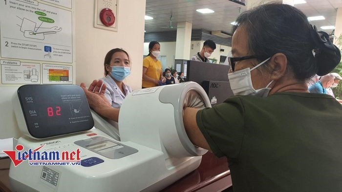 Đo huyết áp cho người dân khám bệnh tại Viện Tim mạch Việt Nam. Ảnh: Võ Thu