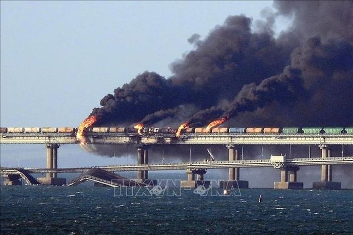 Đám cháy bốc lên sau vụ nổ trên cầu Crimea. Ảnh: AFP/TTXVN