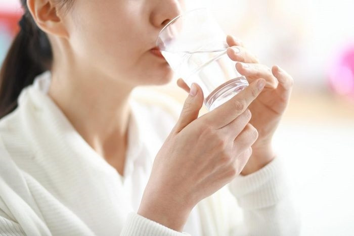 Đảm bảo uống từ 8-10 ly nước mỗi ngày: Nước sẽ được truyền khắp cơ thể và giữ ẩm cho da. Độ ẩm là chìa khóa cho sức khỏe của da cũng như tiến trình chữa lành tự nhiên. Do đó, dưỡng ẩm làn da sẽ giúp làm giảm thiểu sẹo.