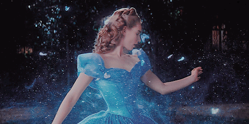 Bí mật về bộ váy Lọ Lem đẹp nhất Disney: Đính 110.000 viên pha lê, nữ chính chịu khổ trăm bề - Ảnh 1.