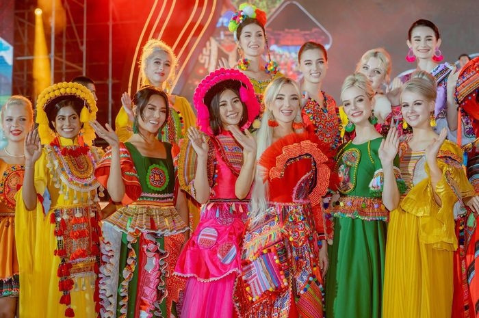 Các thí sinh tham gia vòng chung kết Hoa hậu Du lịch thế giới 2022 đã gây ấn tượng mạnh khi xuất hiện trong những thiết kế lấy cảm hứng từ thổ cẩm của đồng bào các dân tộc Việt Nam tại Festival Ninh Bình 2022 - Tràng An kết nối di sản.