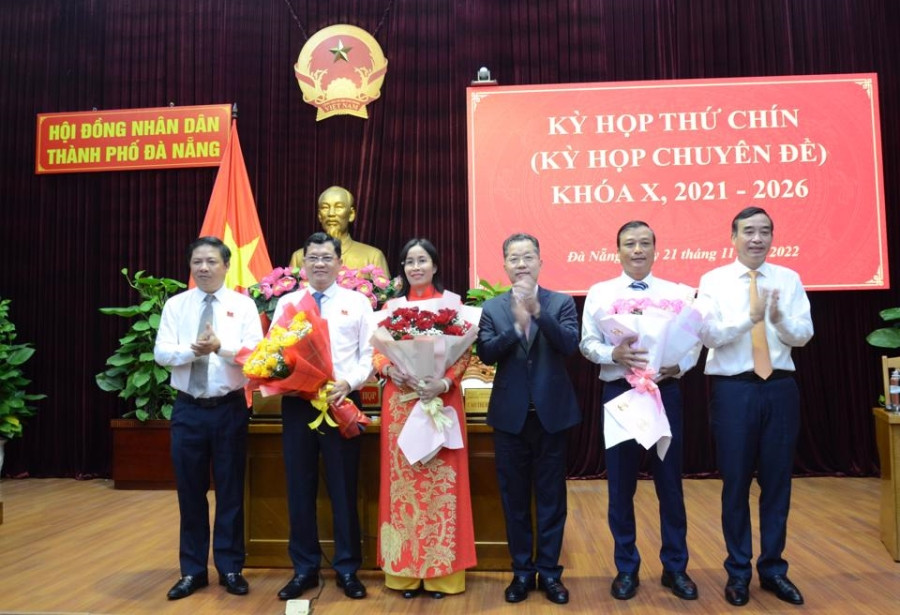 Ông Trần Phước Sơn (thứ hai trái sang) và bà Nguyễn Thị Anh Thi nhận nhiệm vụ mới.