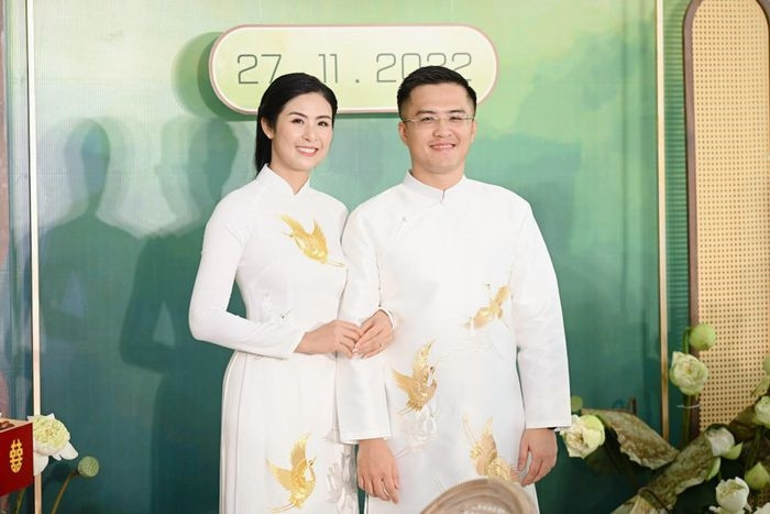 Ngọc Hân và chồng sắp cưới Phú Đạt diện áo dài trắng đôi do chính tay cô dâu thiết kế. Cả hai không giấu nổi niềm hạnh phúc trên gương mặt.