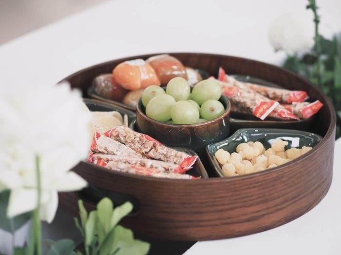 Những đặc sản của Việt Nam cũng được cô dâu tinh tế lựa chọn để thiết đãi các khách mời tới dự lễ: trà sen, mứt sen, mứt gừng, kẹo lạc, bánh phu thê…
