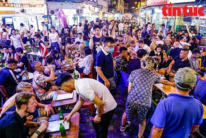 Đông đảo du khách tới phố Tạ Hiện (Hoàn Kiếm, Hà Nội) vừa thưởng thức bia, vừa hòa chung không khí náo nhiệt World Cup 2022.