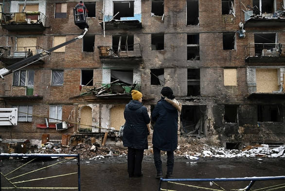 Người dân Ukraine rút xuống hầm trú ẩn vì sợ Nga chuẩn bị các đợt tấn công mới - Ảnh 1.