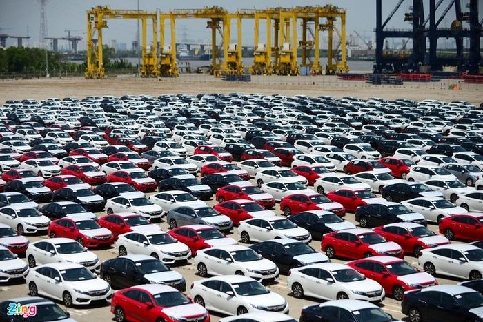  Lượng ôtô nhập khẩu nguyên chiếc vào Việt Nam cao hơn so với cùng kỳ năm ngoái. Ảnh: T.T. 