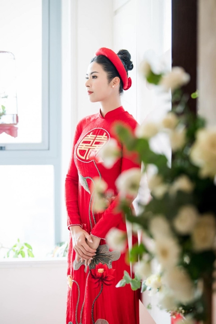 Hoa hậu Ngọc Hân đẹp tinh khôi trong tà áo dài tự thiết kế trong lễ ăn hỏi - 9