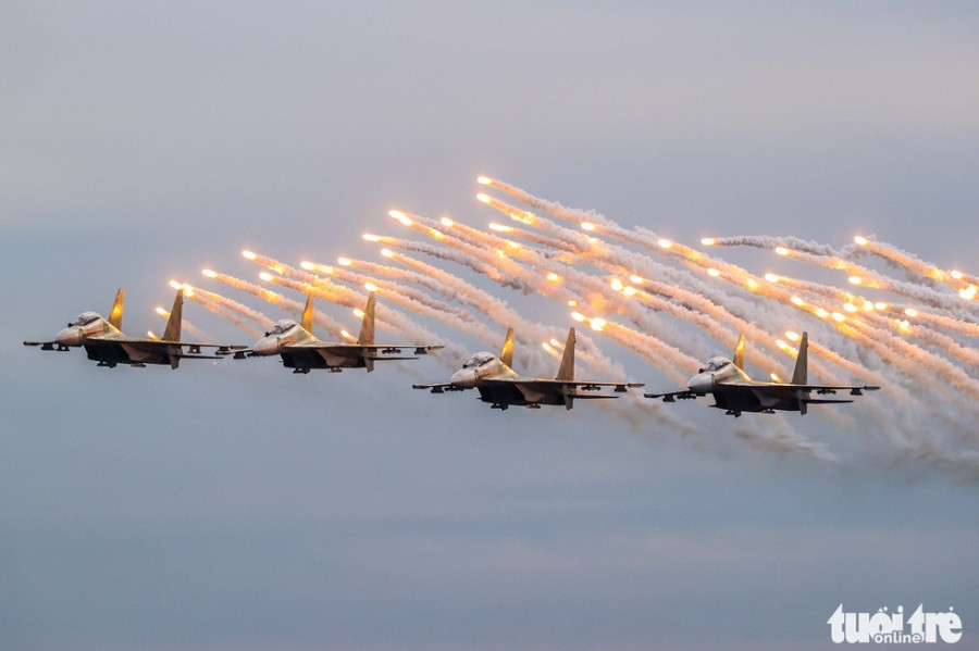 Mãn nhãn hổ mang chúa Su-30MK2 hợp luyện trên bầu trời Hà Nội - Ảnh 1.