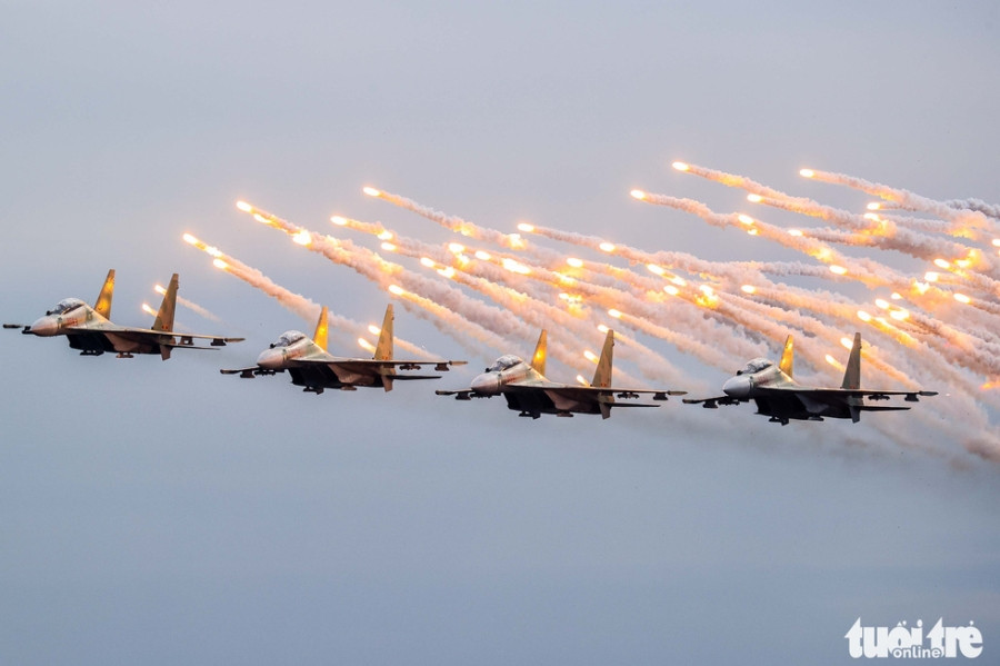 Mãn nhãn hổ mang chúa Su-30MK2 hợp luyện trên bầu trời Hà Nội - Ảnh 4.