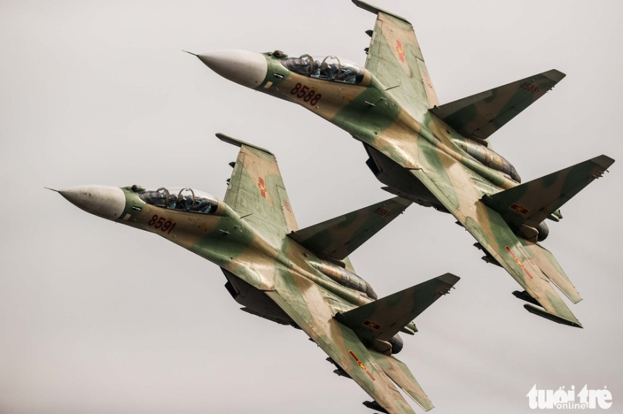 Mãn nhãn hổ mang chúa Su-30MK2 hợp luyện trên bầu trời Hà Nội - Ảnh 6.