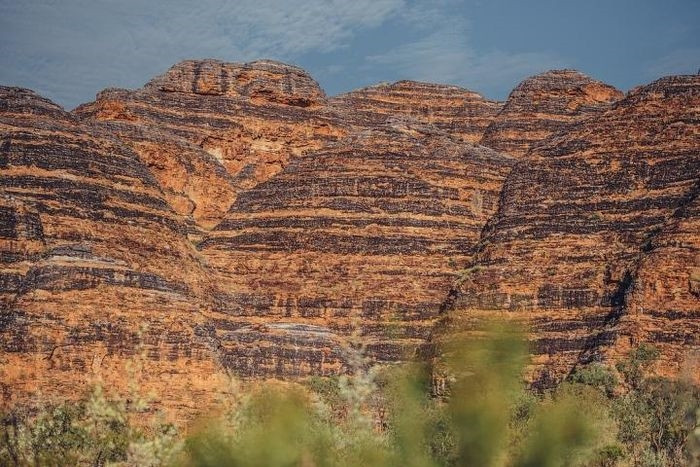 Giống như những tổ ong khổng lồ, những núi đá sa thạch độc đáo này có chiều cao khác nhau. 