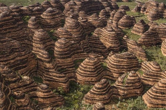 Hàng ngàn mái vòm sọc cam và đen khổng lồ tạo nên cảnh quan ngoạn mục ấn tượng của dãy Bungle Bungle.