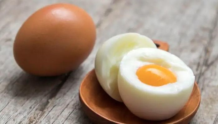 Một quả trứng chứa vitamin A, folate, vitamin B5, vitamin B12, vitamin D, sắt, carotenoid, phốt pho, selen và kẽm. Hiếm có loại thực phẩm nào lại chứa nhiều vitamin và khoáng chất như vậy. (ảnh minh họa)