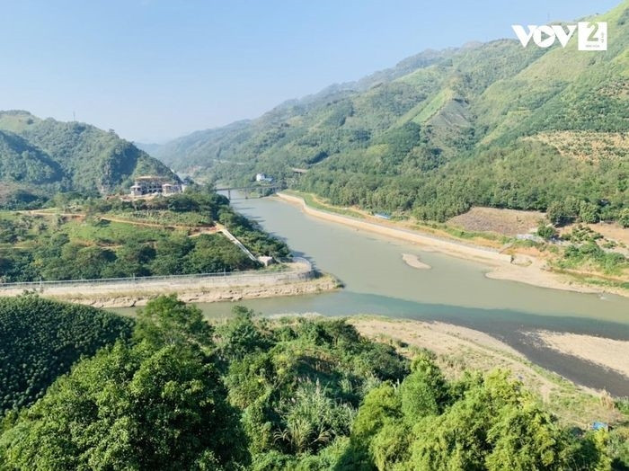 Nơi con sông Hồng chảy vào đất Việt.