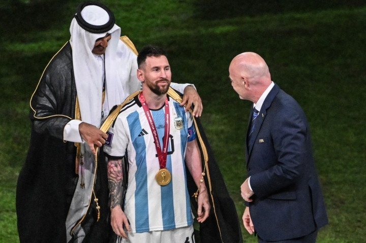 Bật mí chiếc áo choàng Quốc vương Qatar tự tay khoác cho Messi - 1