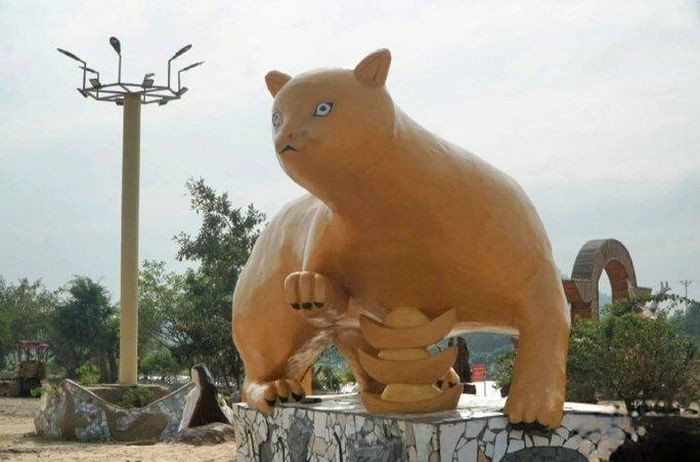 Tượng mèo dựng tại một điểm du lịch của xã Tiên Trang, huyện Quảng Xương, tỉnh Thanh Hóa gây tranh cãi mạng xã hội với hình thù lạ lẫm