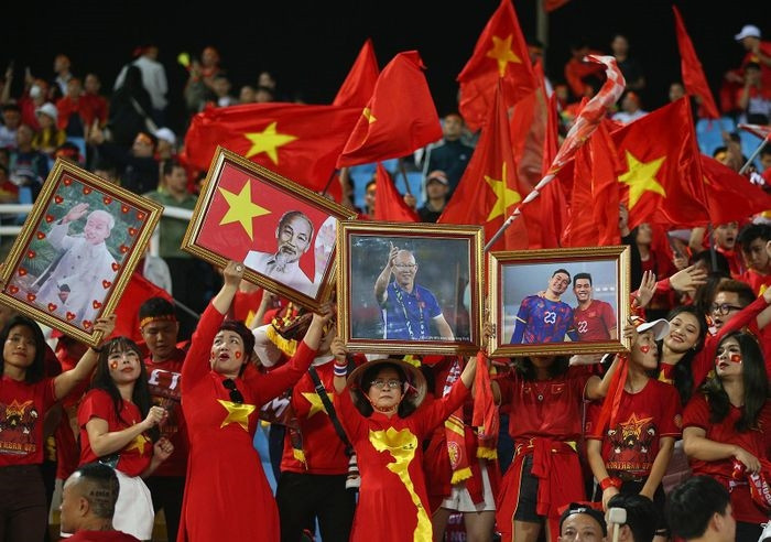 Xúc động hình ảnh cổ động viên Việt Nam tri ân huấn luyện viên Park Hang Seo  - BaoHaiDuong