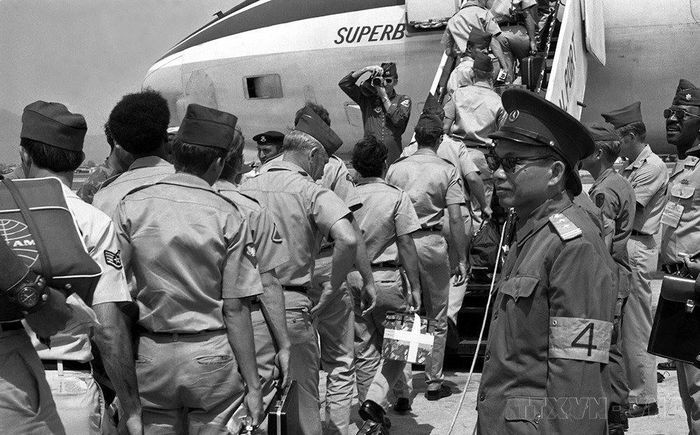 Ngày 29/3/1973, những người lính Mỹ cuối cùng lên máy bay tại sân bay Đà Nẵng để rút khỏi Việt Nam dưới sự giám sát của Tổ Quốc tế và Tổ Liên hợp quân sự bốn bên. (Ảnh: Tư liệu TTXVN)