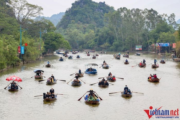 Ban Quản lý Khu di tích thắng cảnh Hương Sơn (chùa Hương) huy động 3.000 đò, thuyền để đáp ứng đủ nhu cầu trẩy hội của nhân dân. 