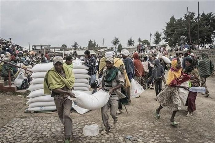 Người tị nạn nhận lương thực cứu trợ tại Gondar, Ethiopia ngày 15/9/2021. (Ảnh: AFP/TTXVN)