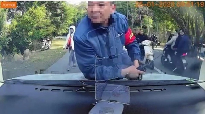 Tạm đình chỉ nhân viên bảo vệ nhảy lên nắp ca pô xe của du khách ở Yên Tử - 1