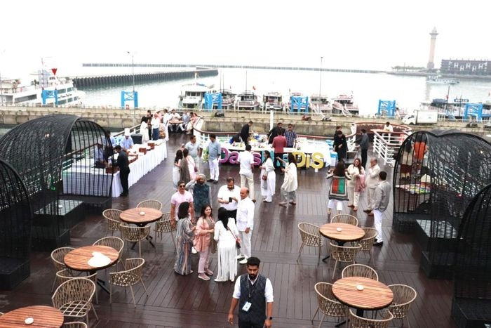 Đám cưới được tổ chức trên du thuyền 5 sao Ambassador Day Cruise II với sức chứa 500 khách.