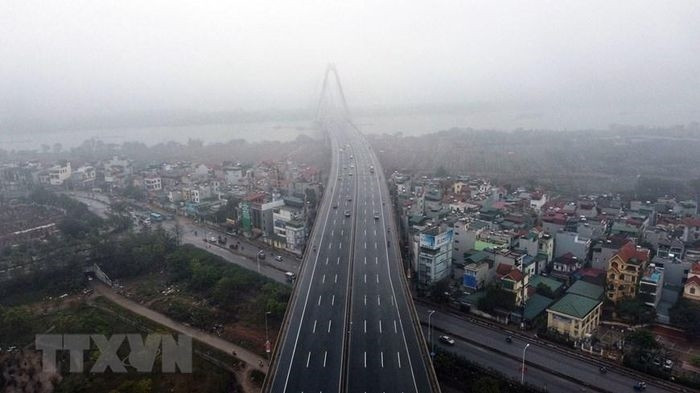  Cầu Nhật Tân mờ ảo trong làn mưa bụi. (Ảnh: Huy Hùng/TTXVN) 