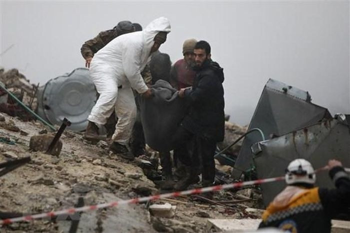 Lực lượng cứu hộ chuyển nạn nhân bị thương ra khỏi đống đổ nát sau trận động đất tại Afrin, tỉnh Aleppo (Syria). (Ảnh: AFP/TTXVN)