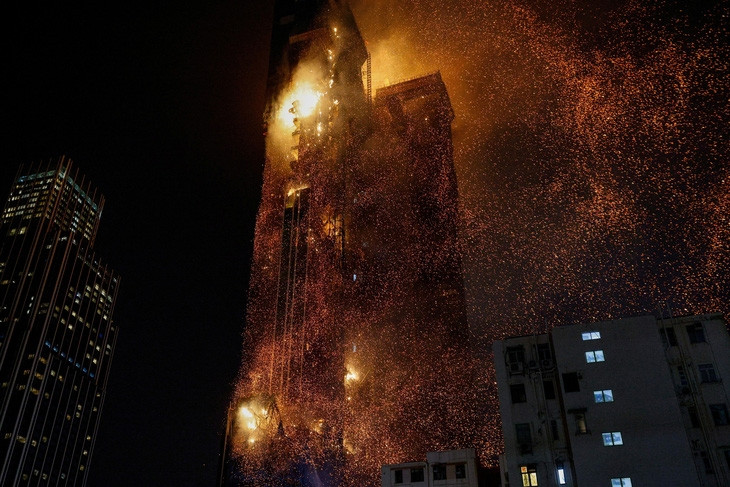 Tòa nhà chọc trời Hong Kong cháy như bó đuốc, trút mưa than hồng xuống đường phố - Ảnh 1.
