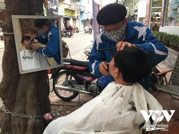 Có những người thợ cắt tóc dành cả đời hành nghề bên một gốc cây góc phố. Khách hàng của họ chủ yếu là những khách quen đã "trung thành" qua nhiều năm