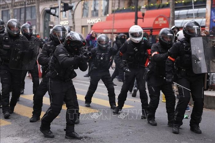 Cảnh sát được triển khai đối phó với các cuộc biểu tình phản đối kế hoạch cải cách hưu trí của Chính phủ, tại Paris, Pháp, ngày 23/3/2023. Ảnh: AFP/TTXVN