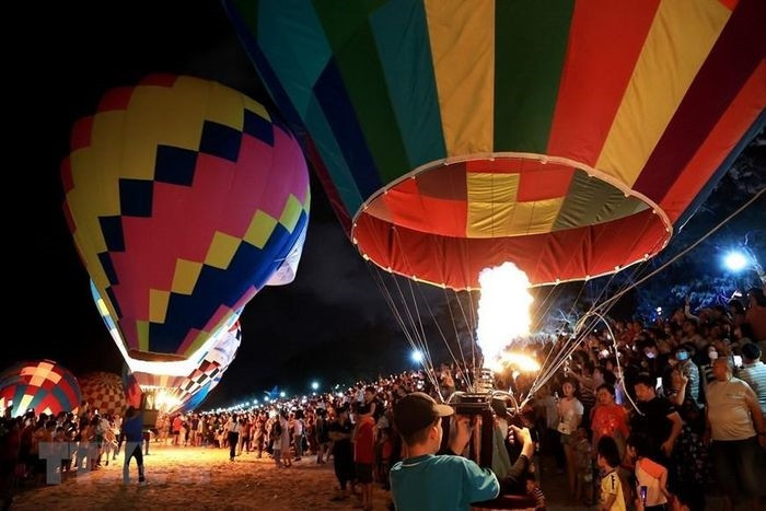  Hàng nghìn người dân và du khách thưởng lãm khinh khí cầu nhiều màu sắc dưới bầu trời đêm biển Đồi Dương, thành phố Phan Thiết. (Ảnh: Hồng Đạt/TTXVN) 