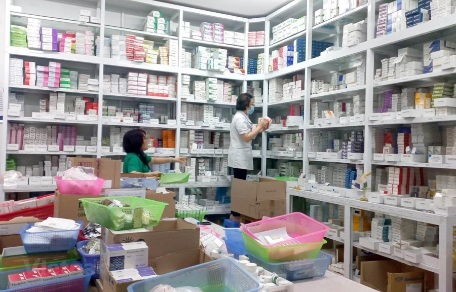 Nhân viên y tế làm công tác cấp phát thuốc. (Ảnh: T.G/Vietnam+)