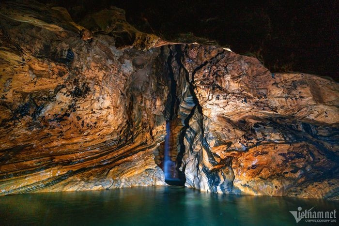 Hang Bó Mỳ gồm 2 hệ thống là hang nước và hang khô, ở hang nước có loài cá Dầm Xanh sinh sống nhưng phải thật may mắn mới được nhìn thấy