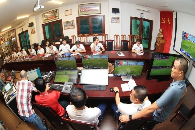 Các trọng tài Việt Nam tập huấn về công nghệ VAR.