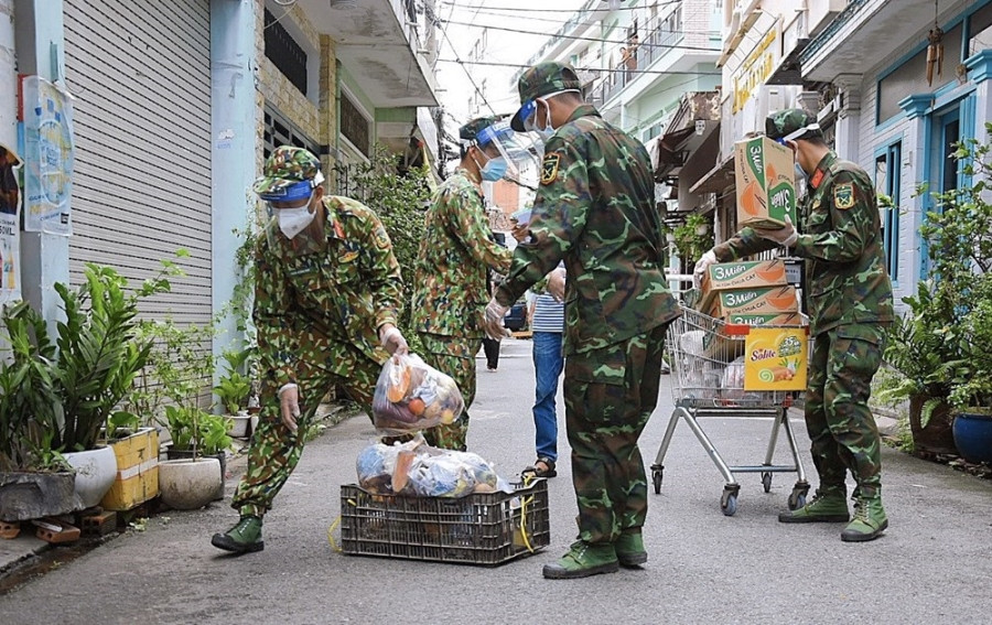Military forces enthusiastically helping people amid Covid-19 pandemic hinh anh 2