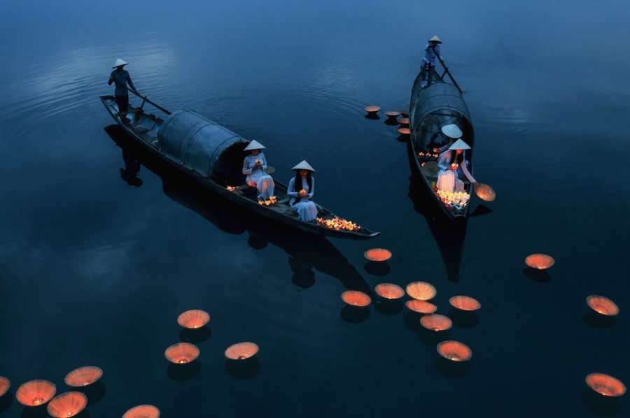Regarding his photo titled “Pray for soul”, Bui Phu Khanh writes, “In the full moon of July, as part of the Vietnamese culture, women put on the traditional costumes called "Ao Dai" to join the colored lantern and flower-garland releasing festival on the river to pray for happiness and good luck to their families.”