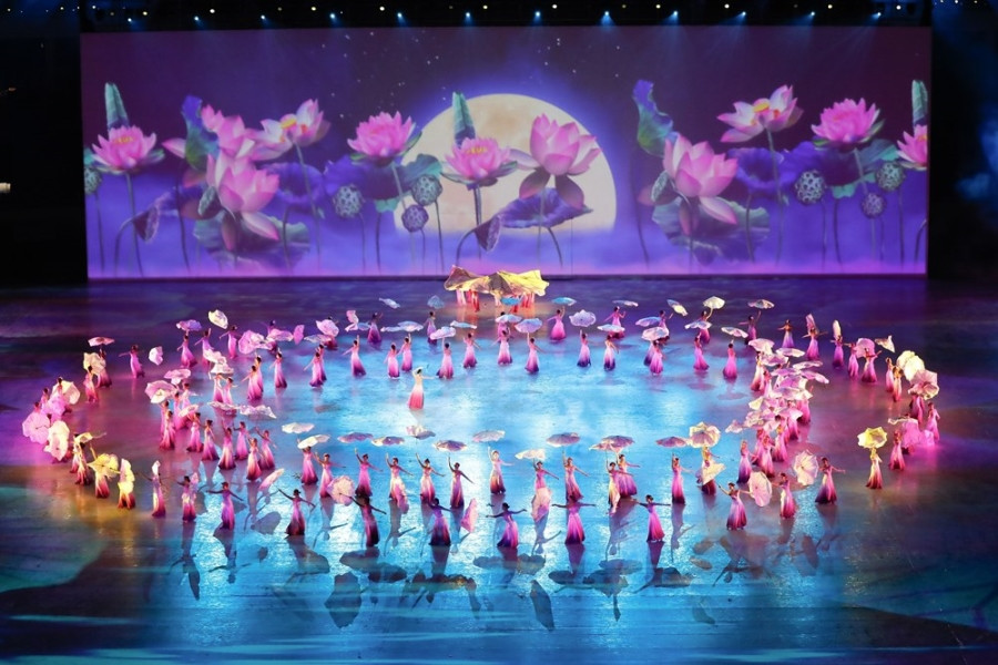 SEA Games 31 begins with vivid, colourful opening ceremony hinh anh 1