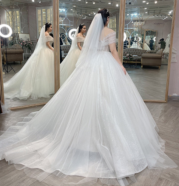 Bà xã Bùi Tiến Dũng chi 17 tỷ cho váy cưới ở 3 lần tổ chức hôn lễ  2sao
