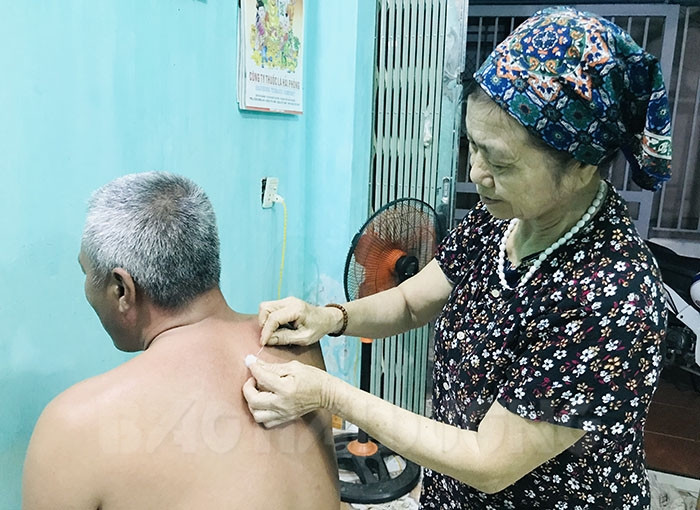 Bà lão có tài chữa lẹo mắt bằng kim khâu - BaoHaiDuong
