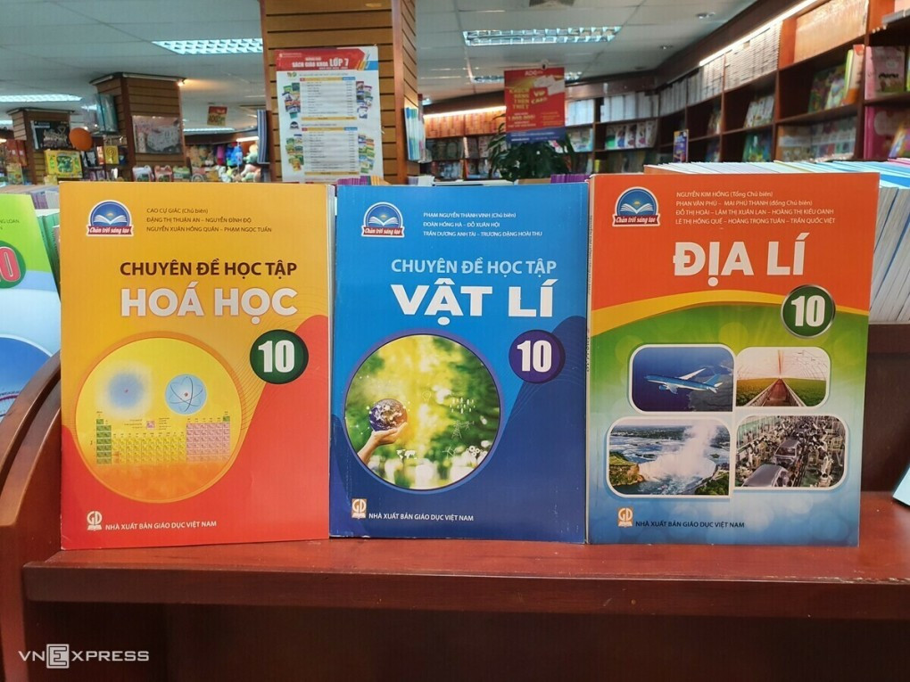 Sách giáo khoa lớp 10 theo chương trình mới được bày bán tại một hiệu sách ở quận Cầu Giấy, Hà Nội, tháng 8/2022. Ảnh: Thanh Hằng