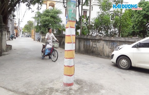 Cột điện đứng giữa đường