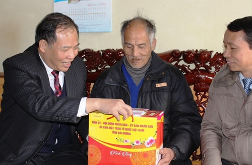 Các đồng chí lãnh đạo tỉnh thăm, tặng quà các gia đình chính sách, người cao tuổi