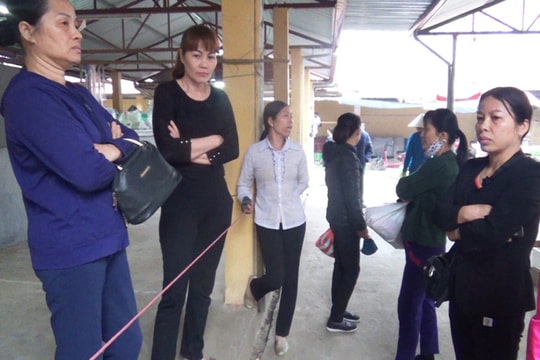 Tiểu thương kêu phí cao, chính quyền không cho họp chợ