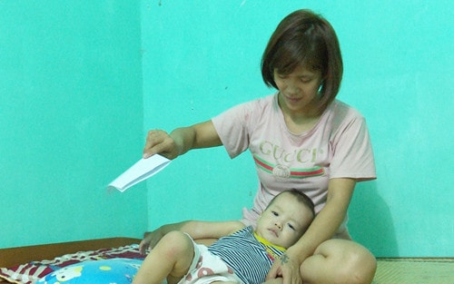 Công nhân vật vã vì nắng nóng