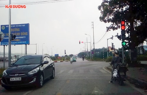 Vi phạm giao thông trên đường gom quốc lộ 5 qua phường Tứ Minh