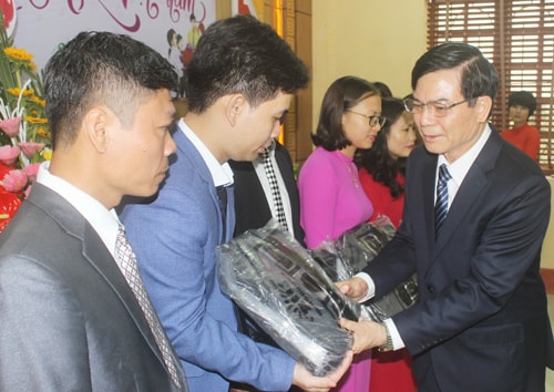 Lãnh đạo tỉnh thăm, tặng quà nhân Ngày Nhà giáo Việt Nam 20.11