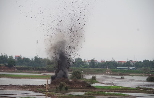 Dò tìm, hủy nổ hàng trăm quả bom bi trong mưa rét 
